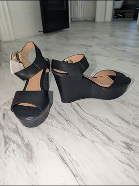 VENUS Black Ankle-Strap Block Heel Sandals